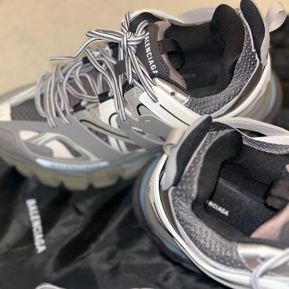 Bought the wrong size , Brand New hasn’t been worn. Selling them for low - Picture 6 of 7